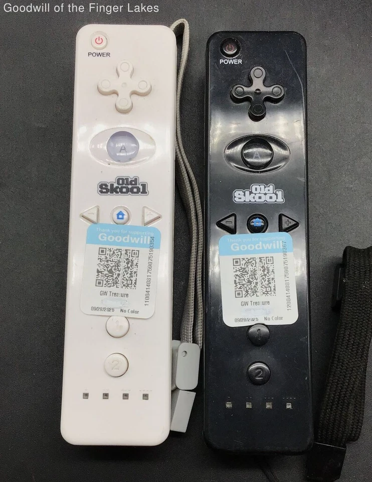 Lot of Off Brand Old Skool Wii Controllers - 2 Wiimotes and 3 Nunchucks - Image 4 of 4