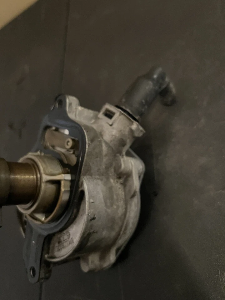 Bomba de vacío Volkswagen Jetta 2.5 2011 07K145100C Foto 3 de 3