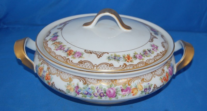 Royal Bayreuth covered oval vegetable dish (before 1948) (has chipped handle)