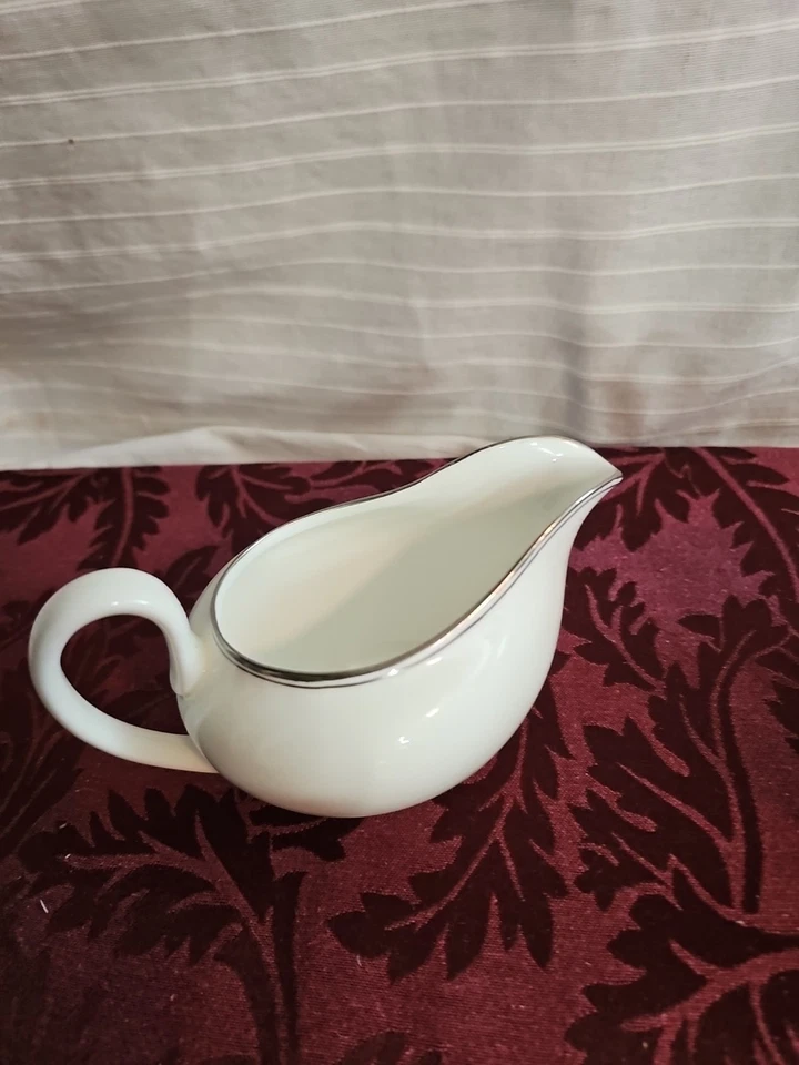 Juego de crema y azucarero Wedgwood Doric Platinum con tapa W4212 Foto 2 de 4