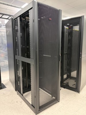 used APC AR3157 netshelter enclosure 48U 750MM X 1070MM server rack data cabinet