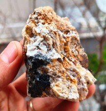 Turmalina negra con biotita en roca pegmatita