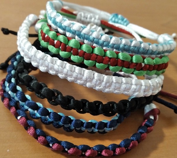 Pulsera Artesanal De Macramé Con "Cola De Ratón" (Y Puedes Pedir Otros Colores)