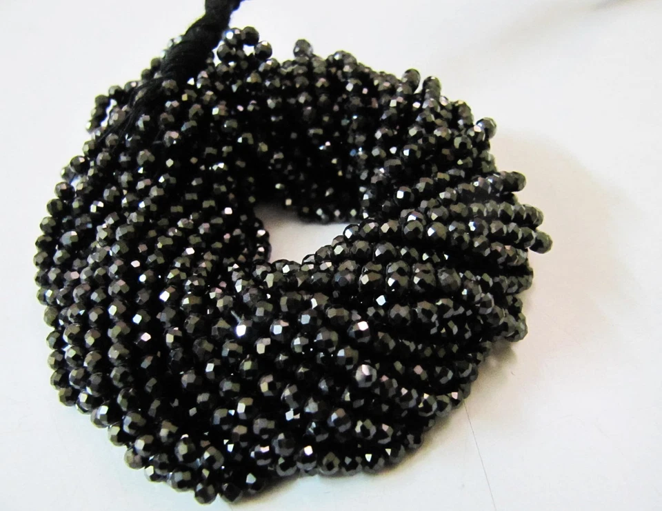 Cuentas de circonita cúbica de color negro natural de 10 hebras de 3 mm, hebra de 13" pulgadas. Foto 2 de 4