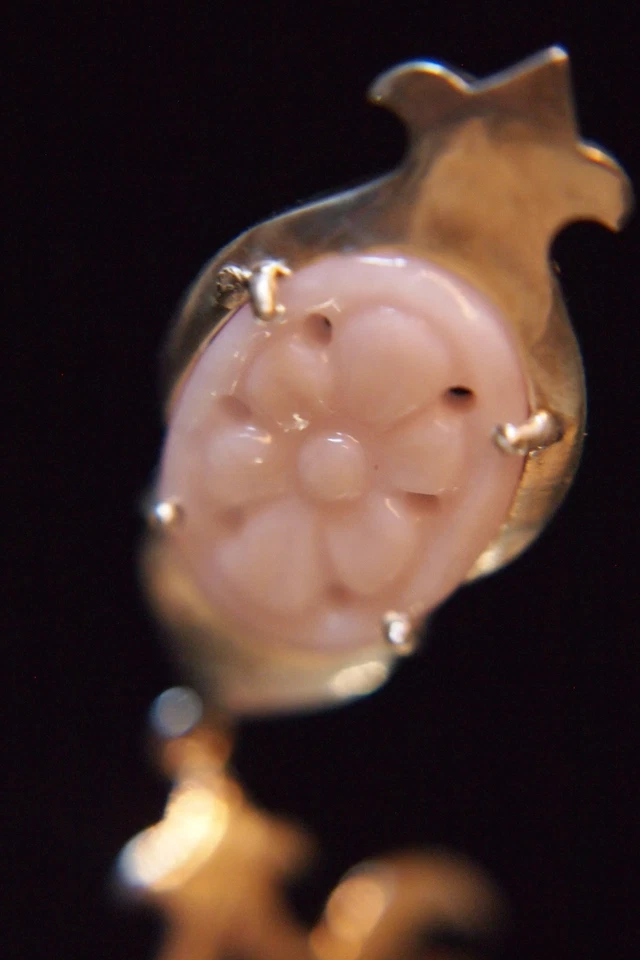 Hermosos pendientes de ónix rosa pétalo tallado a mano con poste de plata de ley .925 Foto 3 de 4