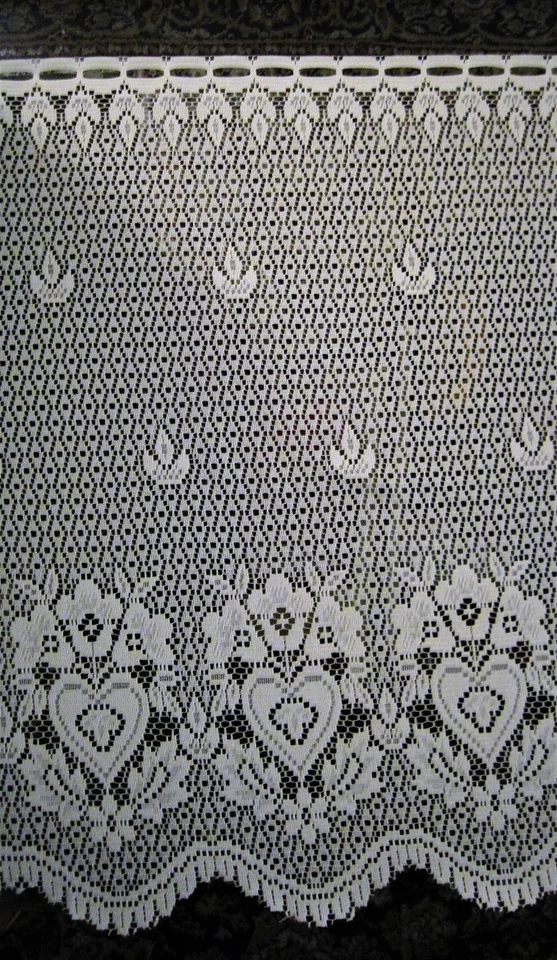 CENEFA CORTINA DE ENCAJE DISEÑO CORAZONES 24" CAÍDA, FONDO FESTONEADO - SE VENDE POR YARDA Foto 2 de 4