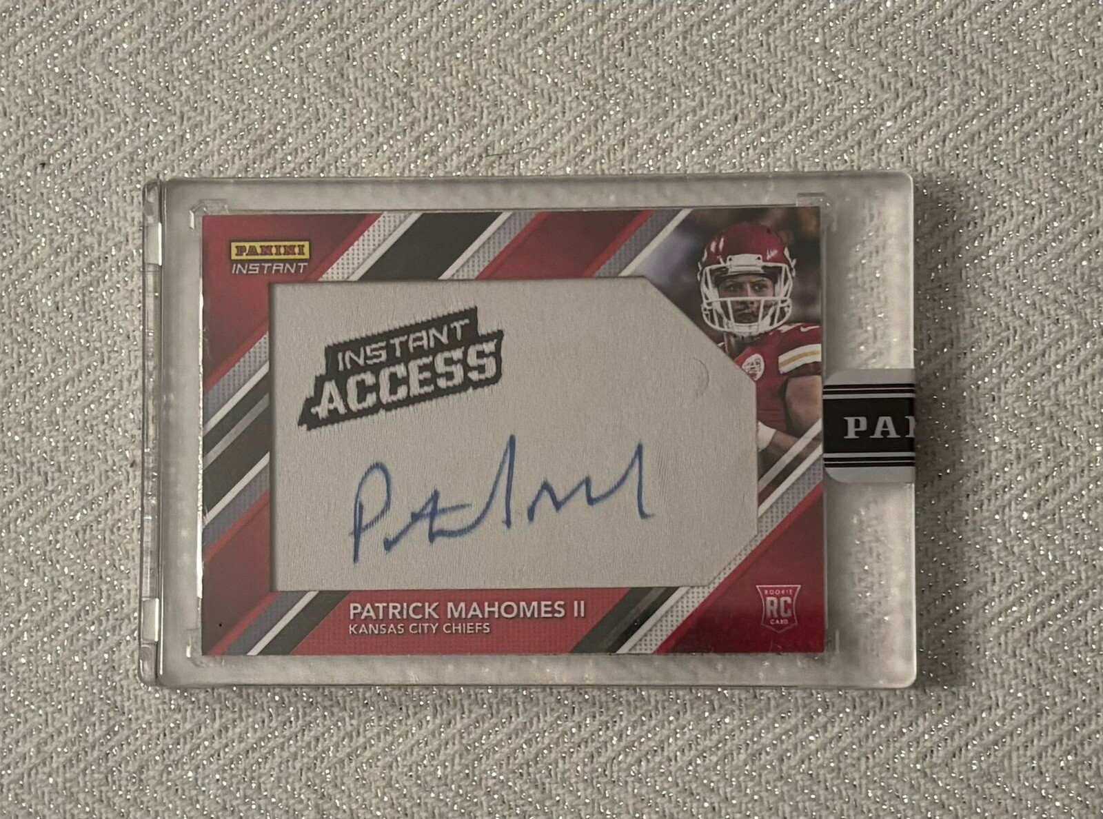 2017 Panini Instant Access Patch Auto - Patrick Mahomes II Rookie Auto /10 (RC)