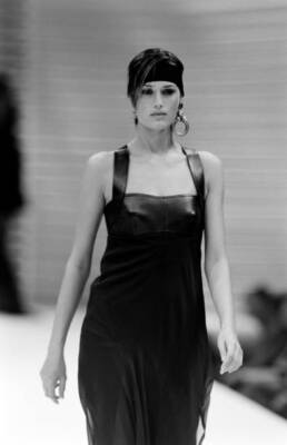 Yasmin Le Bon model in a Gianfranco Ferre fashion show 1993 Old Photo 7