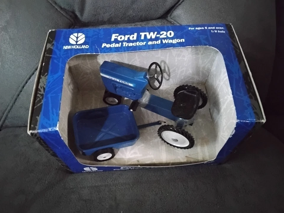 Ertl New Holland Ford TW-20 Pedal Tractor And Wagon 1/8 Scale - Image 2 of 3