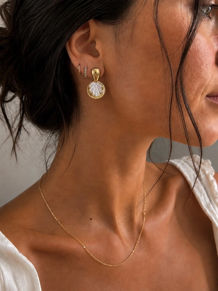 Boucles d’oreilles femme dorées médaille martelée coquillage blanc nacré - Photo 2/3