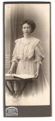 Fotografie Atelier Stein, Berlin, Chausseestr. 65/66, Porträt einer Dame mit Ti 