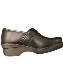 Easy Works by Easy Street Black Slip Resistant Clogs Women's Size 6.5