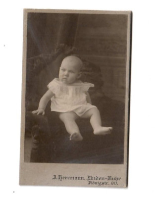 18996- CDV * Kleines Baby sitzend * Linden / Ruhr um 1910
