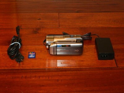 Canon VIXIA HF M300 HD Flash Camcorder W/ Charger Battery 32G SD CARD MINT COND.