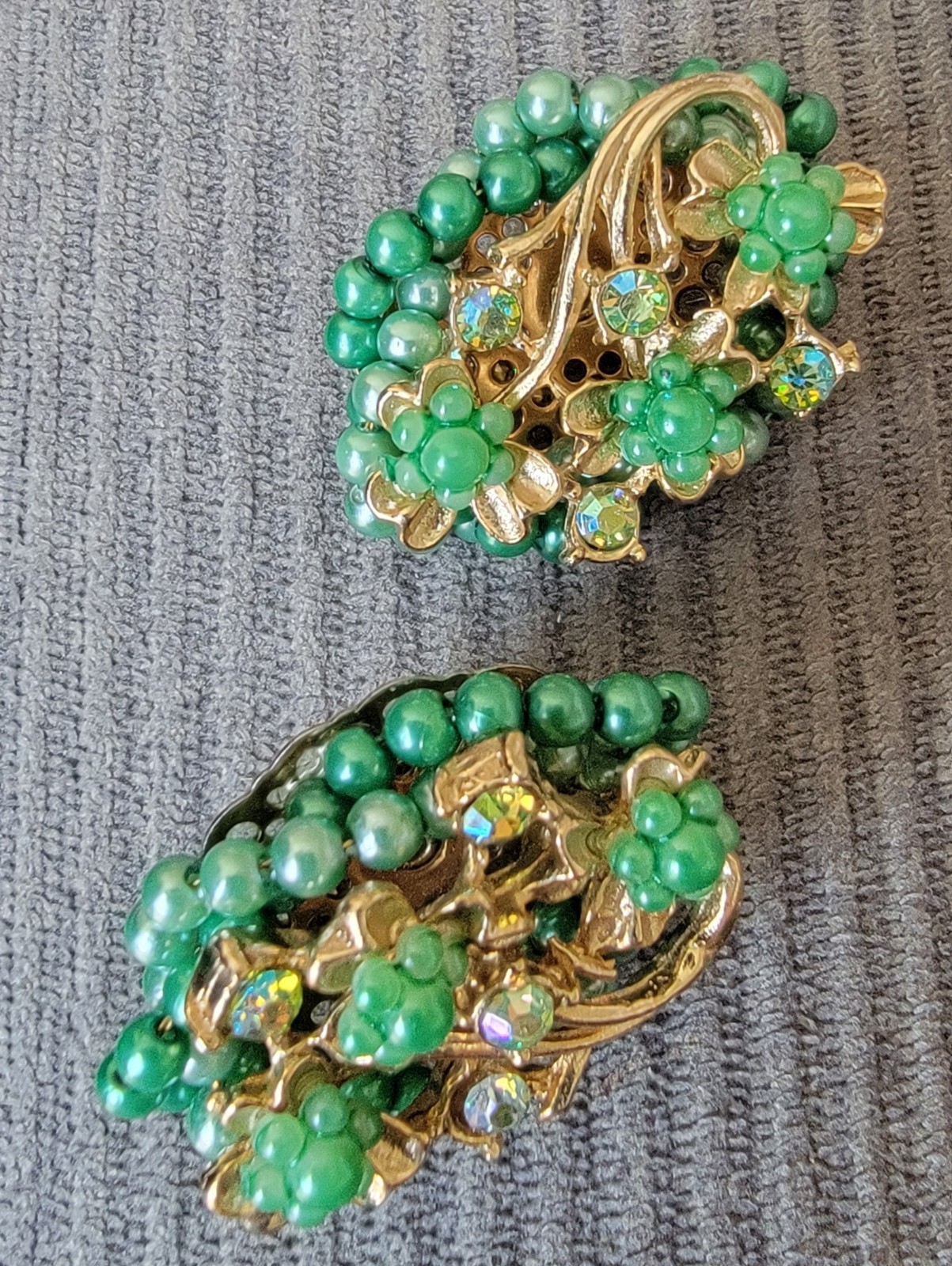 Stunning Vintage Mid-Century Green Cluster clip-on earrings with Aroraborialis