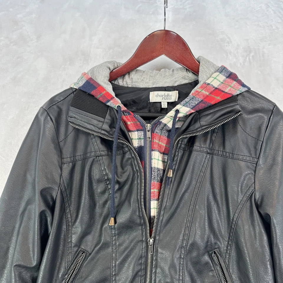 Chaqueta Charlotte Russe para mujer grande negra imitación cuero con capucha forrada a cuadros Y2K Foto 2 de 4