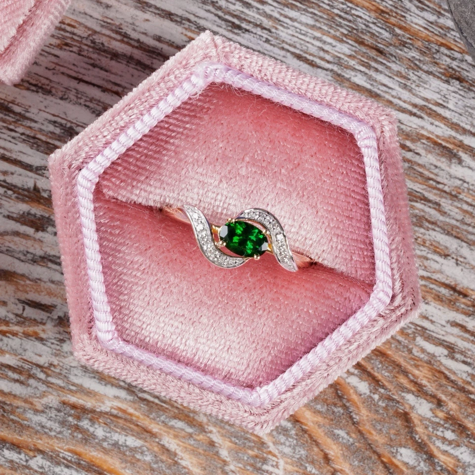 Anillo de diamantes con piedras preciosas de diopsido de cromo natural de oro amarillo de 14k Foto 3 de 3