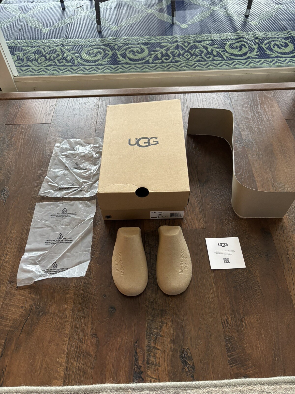 SAOLA UGG grande con taglia 8 SOLO SCATOLA VUOTA FAZZOLETTO e altri oggetti NO SCARPE!