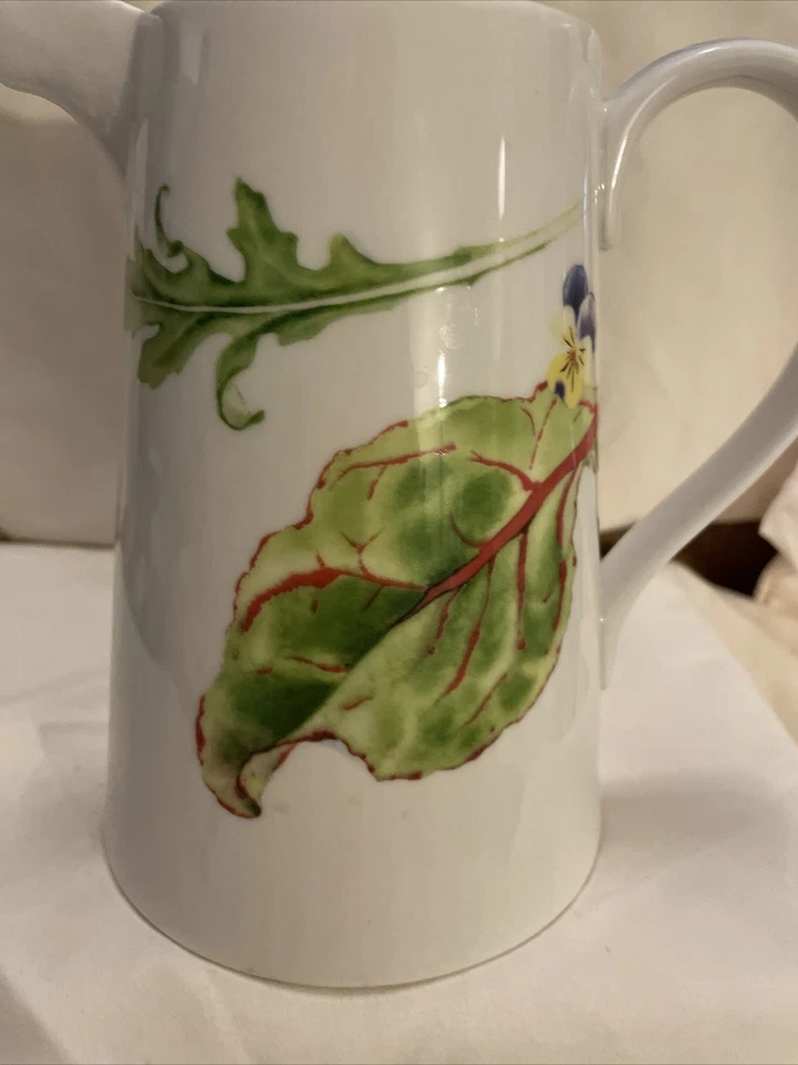 Jarra Wedgwood para FTD. Jarra de hojas y pensamientos de 6,5 pulgadas de alto. Hermoso Foto 3 de 4