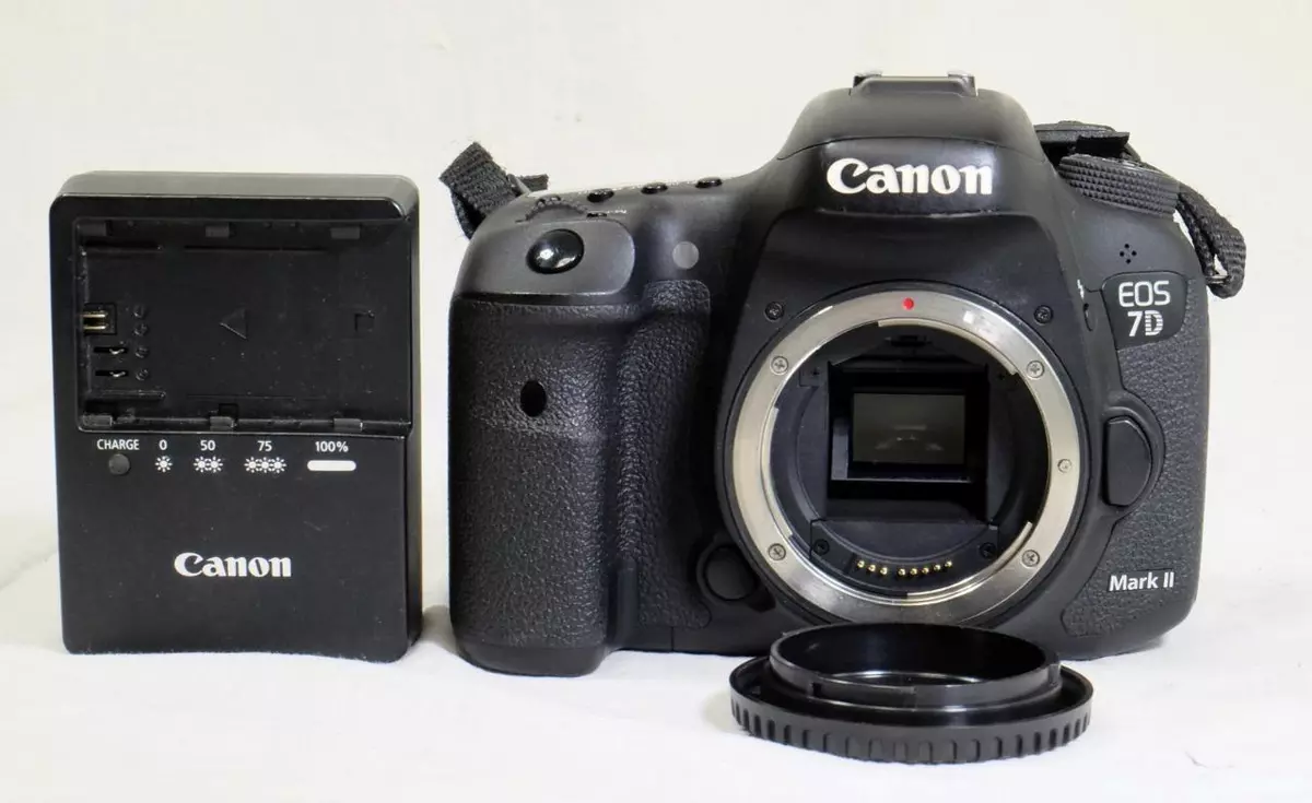 Canon EOS 7D Mark II Body Only + Batt & Charger - 54K Clicks