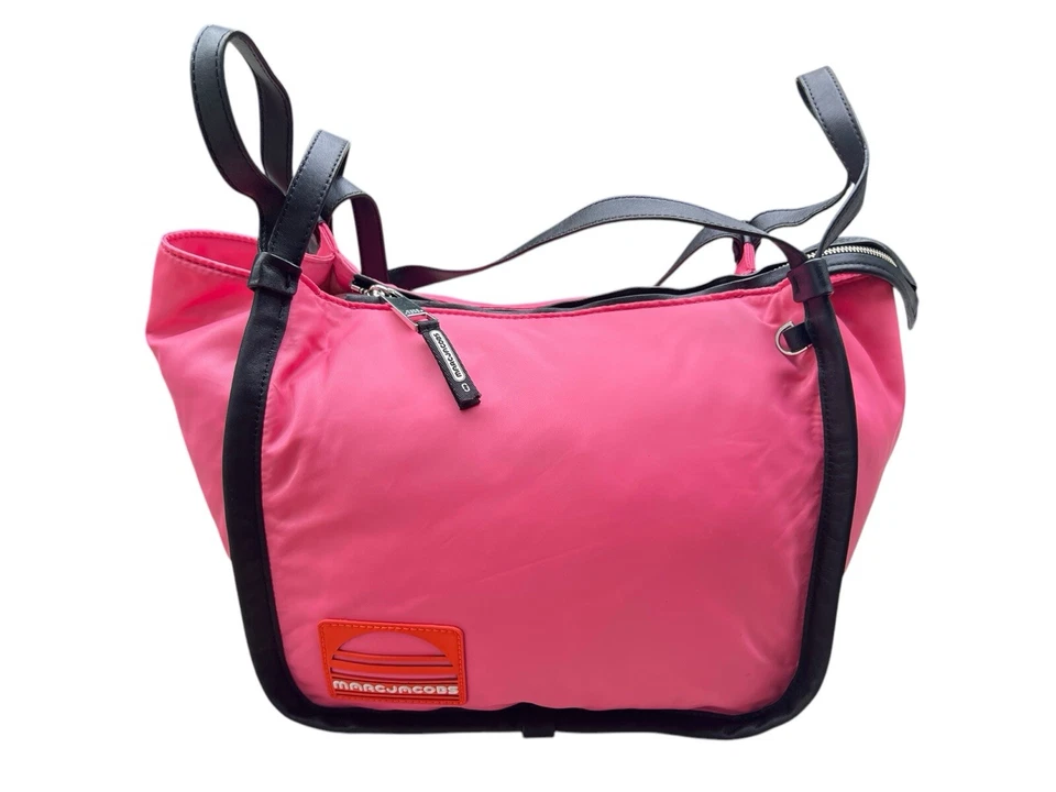 Bolso de hombro Marc Jacobs rosa de nailon deportivo con cremallera superior para gimnasio Foto 3 de 4
