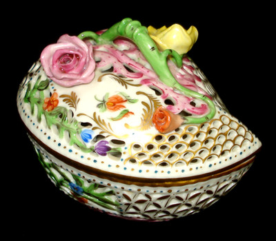 HEREND HUNGARY PORCELAIN HEART TRINKET BOX  RETICULATED 3D ROSES /PIERCED GOLD