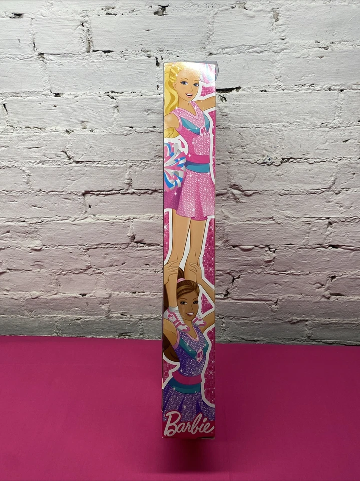 Barbie I Can Be Cheerleader 2012 conjunto de 2 muñecas Toys R Us juego de regalo Mattel ella voltea Foto 2 de 4