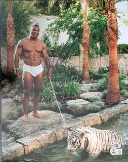 Mike Tyson Signed 11x14 Pet Tiger Color Photo AUTO BAS Beckett Fiterman Hologram