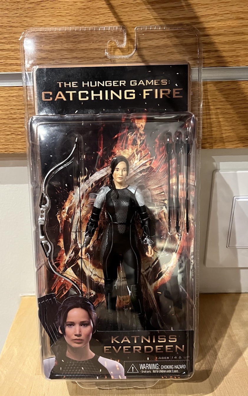 NEW 2013 NECA Reel Toys The Hunger Games Catching Fire Katniss Everdeen Figure