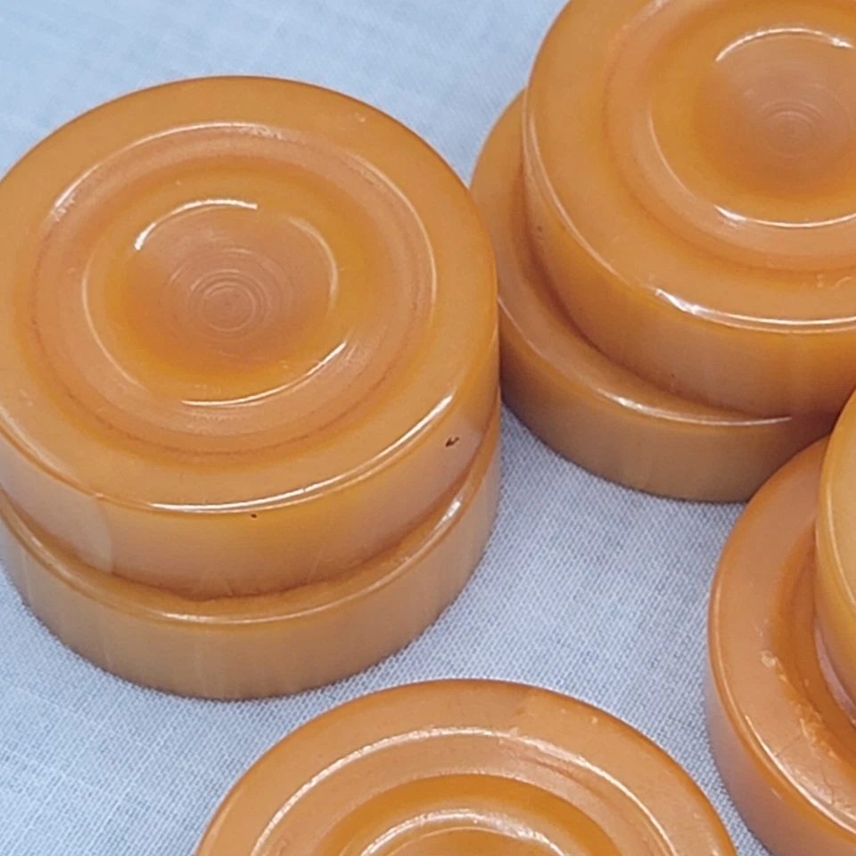 Bakelite 15 Butterscotch And 14 Cherry Game Pieces 1 1/8" diameter 5/16" thick - Image 4 of 4