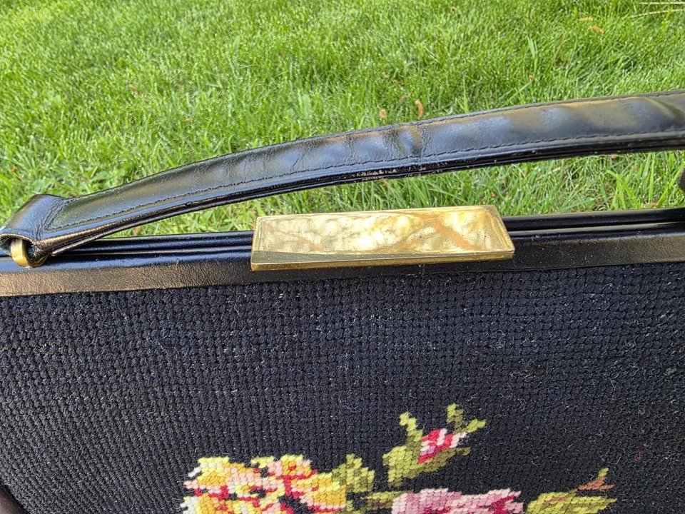 Bolsa caixa vintage anos 70 couro envernizado floral ponto cruz fecho beijo Cottagecore - Imagem 4 de 4