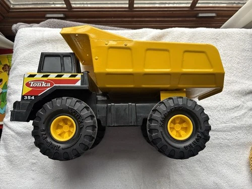 TONKA 354 DUMP TRUCK YELLOW METAL PLATIC HASBRO 2012 EXCELLENT USED CONDITION