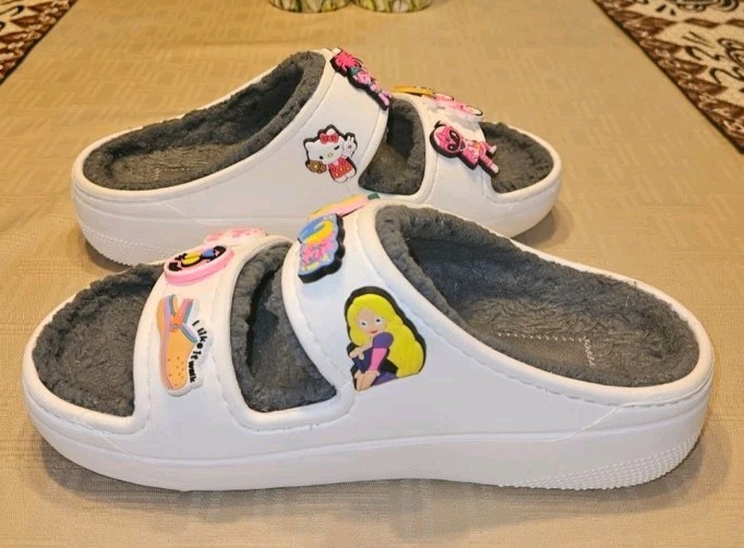 APL Crocs Cozzzy 6 sandali donna bianco grigio foderato scarpe slide con tutto jibbetz