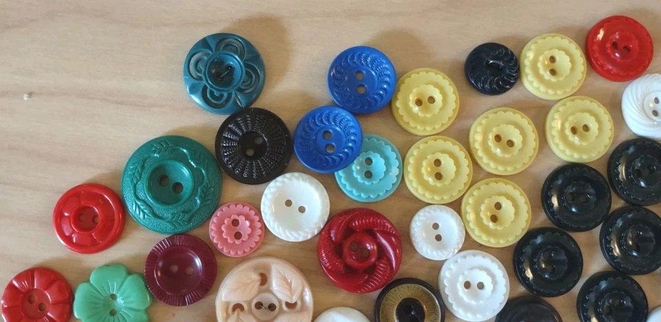 Vintage Retro Housedress Plastic Buttons Colts Reversibles Lot of 90 Floral (C1) - Image 3 of 4