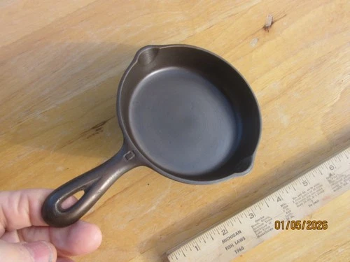 VTG A+ CONDITION GRISWOLD #0 LARGE BLOCK LOGO TINY CAST IRON SKILLET W/HEAT RING