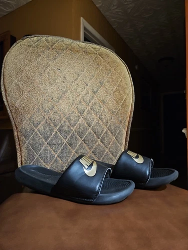 Scarpe sandali Nike Victori One nero oro metallizzato slip on slides uomo taglia 9