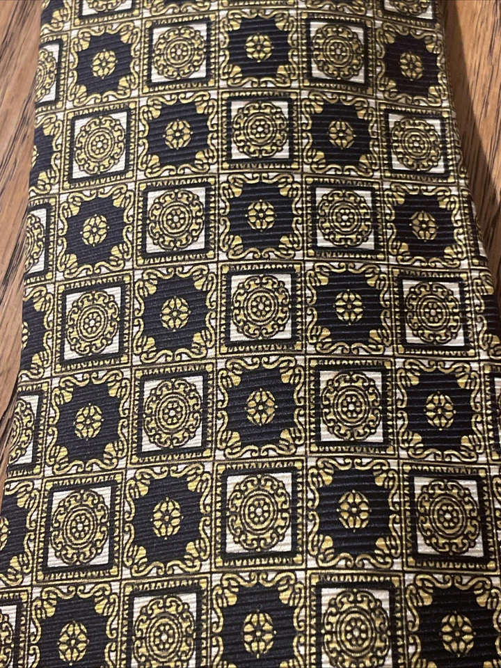 Corbata de seda barroca vintage usada en excelente estado con cabeza de Medusa medallones hecha en Italia Foto 3 de 4