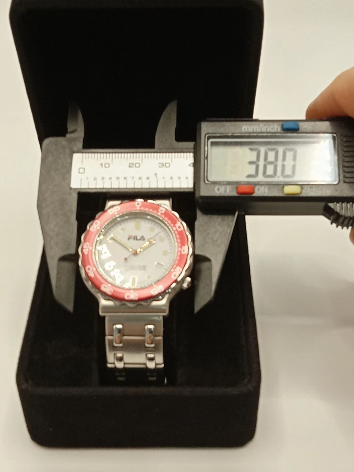 [N. COMO NUEVO] 38 MM Reloj Deportivo Unisex FILA De Colección Hecho en Suiza Esfera Blanca  Foto 3 de 4