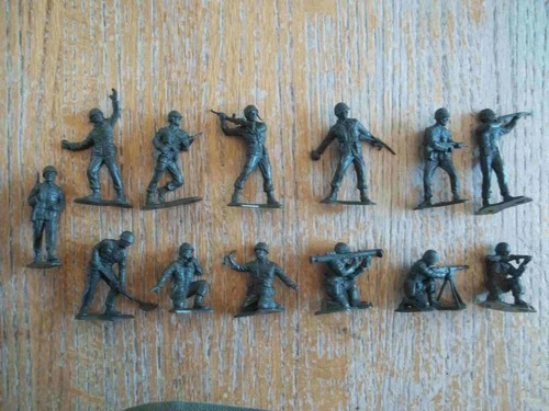 1950's MARX Battleground Playset 13 (of 16) dark green G.I.s