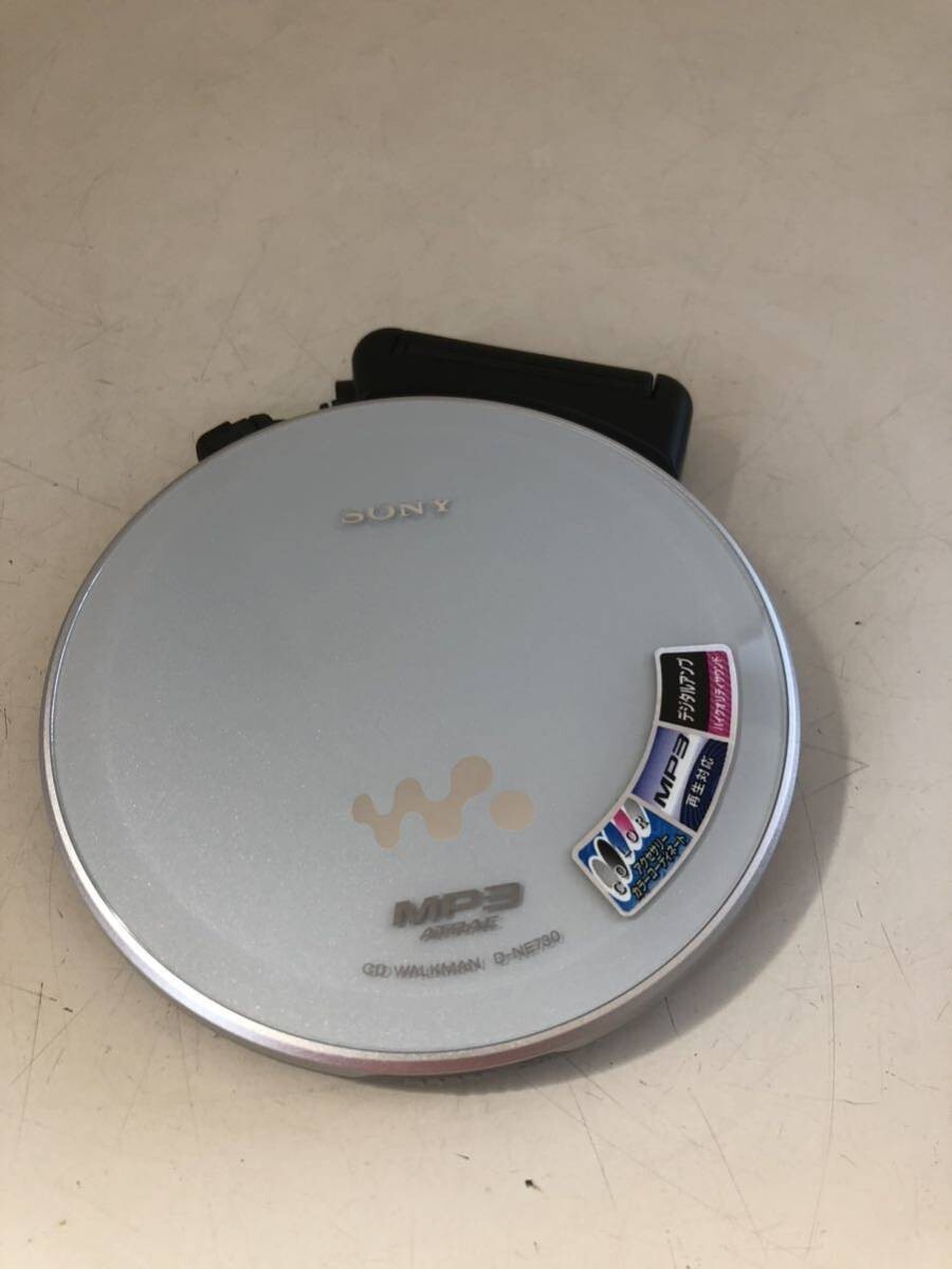 SONY D-NE730 CD Walkman Portable CD Player Silver Tested
