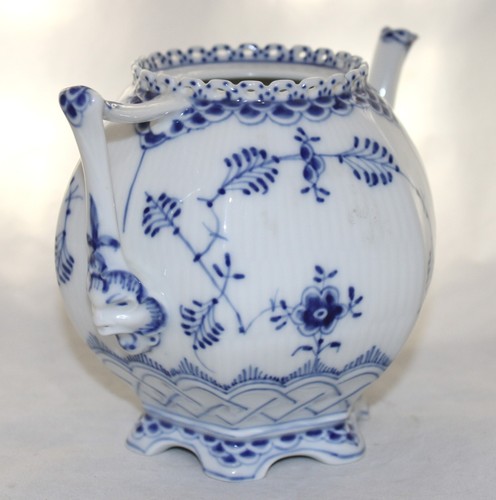 ROYAL COPENHAGEN SMALL TEAPOT NO LID BLUE FLUTED FULL LACE 1118 - Picture 6 of 13