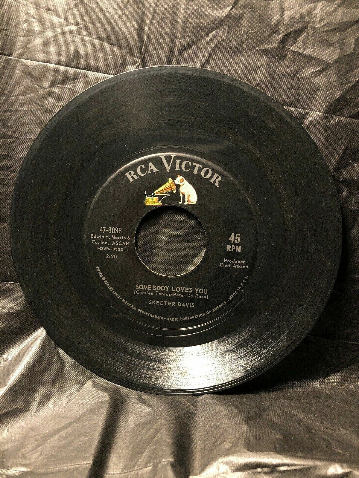Skeeter Davis SOMEBODY LOVES YOU (45RPM 7”  Single) RCA Victor (J267)