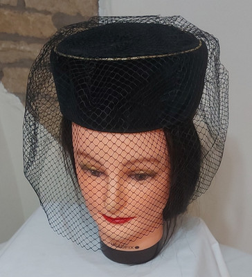 Vintage Pauline 60er schwarz Samt Pillbox Hut, goldfarbener Besatz, Schleier - Rennen