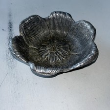 "Cuenco ornamentado de peltre de colección con forma floral MPD India 6""Dx1,75""H"