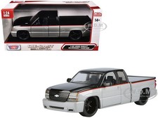 2006 CHEVROLET SILVERADO CUSTOM PICKUP SILVER  BLACK 1/25 BY MOTORMAX 79039