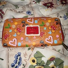 Cartera Loungefly Disney Mickey Mouse & Minnie Gingerbread Cookie AOP con cremallera alrededor