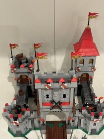 LEGO 7946 King's Castle -  Complete castle with ALL minifigs. 