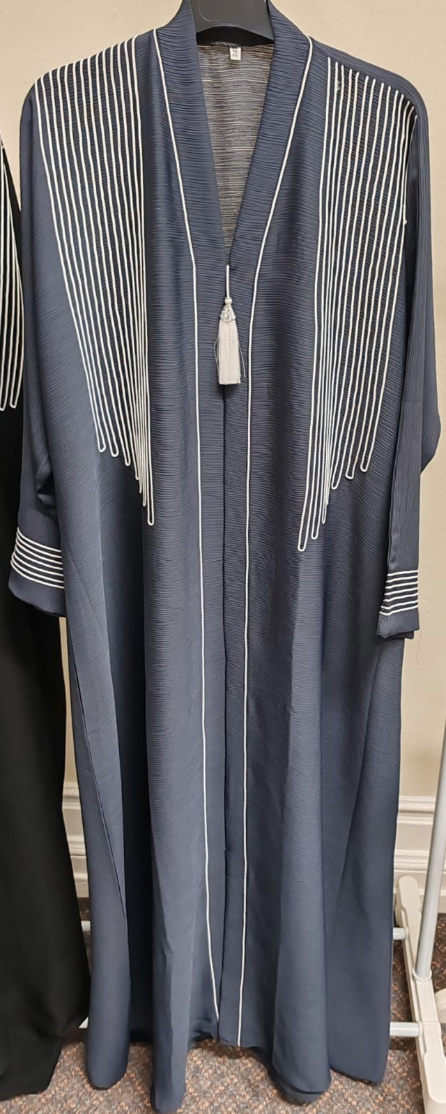 Abaya Gris Pizarra Texturizado con Bordado Blanco y Acento Borla - Elegante Abierto