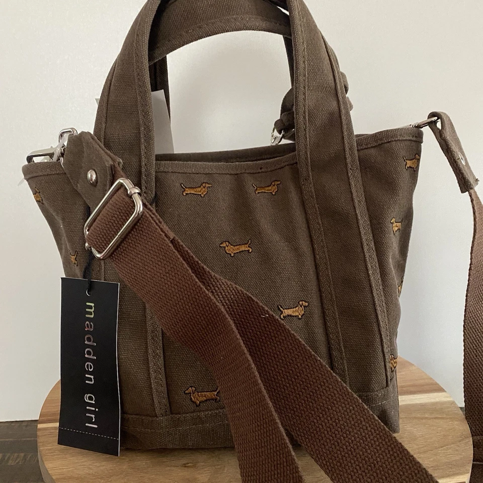 Mini Bolso Bandolera Viral Madden Girl Dachshund Marrón Lona Con Dijes Nuevo Con Etiquetas Foto 3 de 4