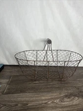 Rustic Farmhouse Wire Basket with Handle – Vintage Style Décor”